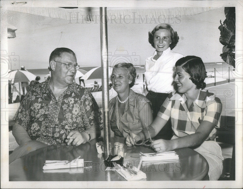 1953 Mr. &amp; Mrs. Edwards E Robbins in Hawaii - Historic Images