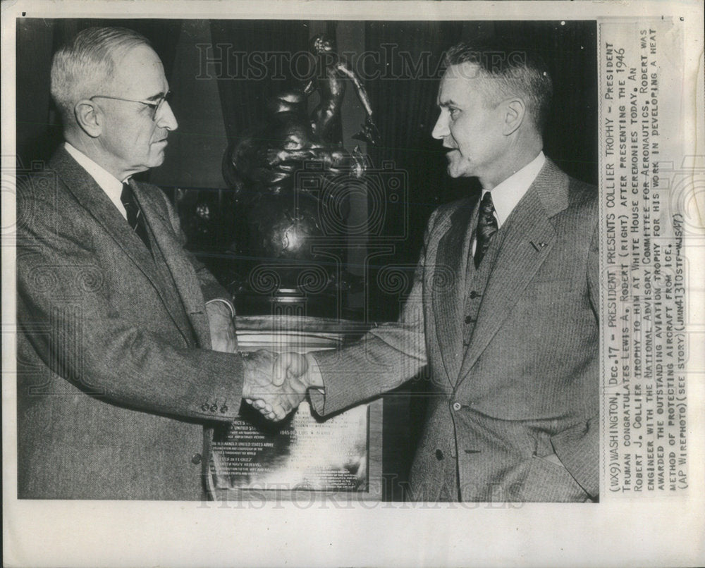 1947 Press Photo President Truman Awards Aviation Trophy To Lewis A. Rodert - Historic Images