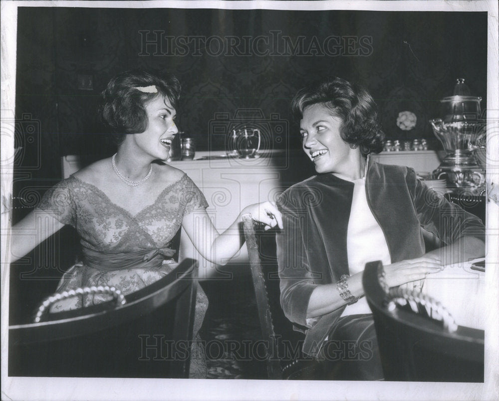 1961 Press Photo Mrs. Ross Robbins Mrs. George Eddy enjoy Sunday tea dancing - Historic Images