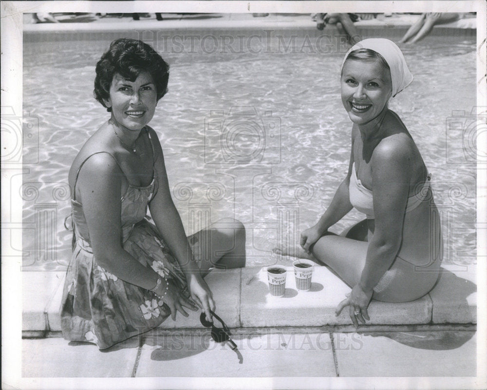 1962 Press Photo Mrs. Ross Robbins Mrs. William Woodside Oak Brook pool - Historic Images
