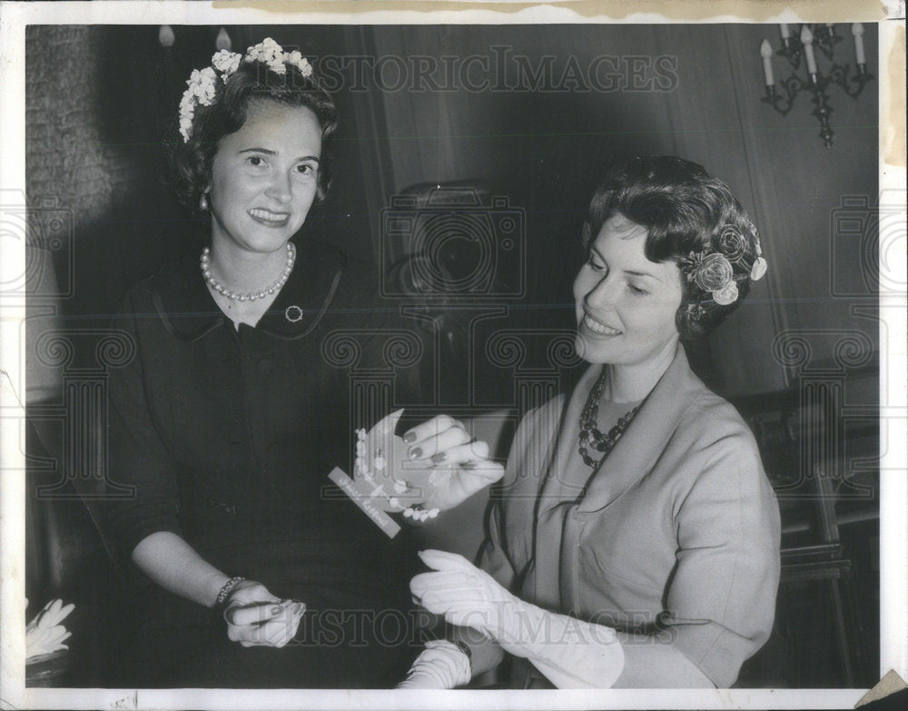 1960 Press Photo Mrs. Charles Fuller Mrs. Ross Robbins provisional member badge - Historic Images