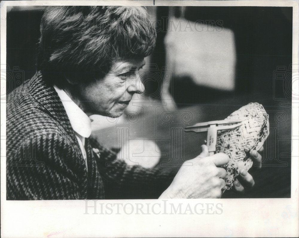 1986 Press Photo Methods of Forensic Anthropologist Louise M. Robbins - Historic Images