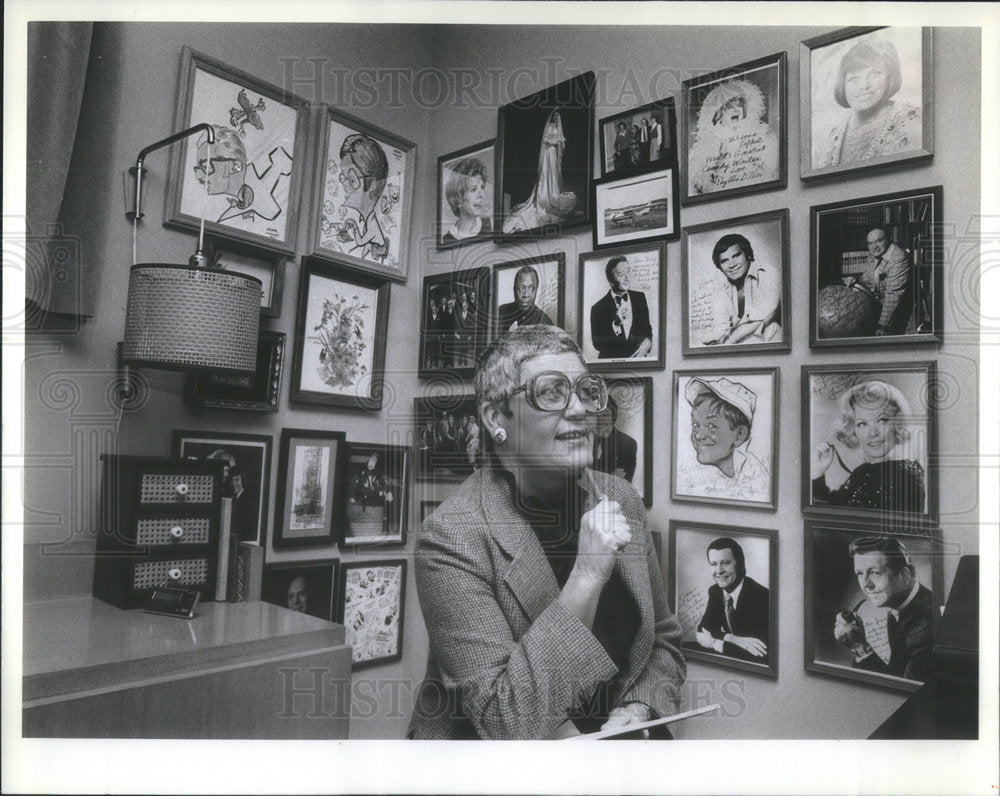 1983 Press Photo Leona Toppel Comedian Bedroom Display Pictures People Written - Historic Images