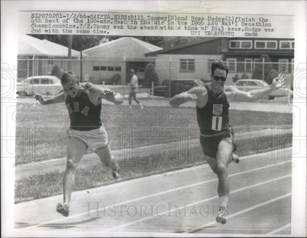 1966 Press Photo Bill Toomey and Russ Hodge finish the 4th heat of the 100-mtr. - Historic Images