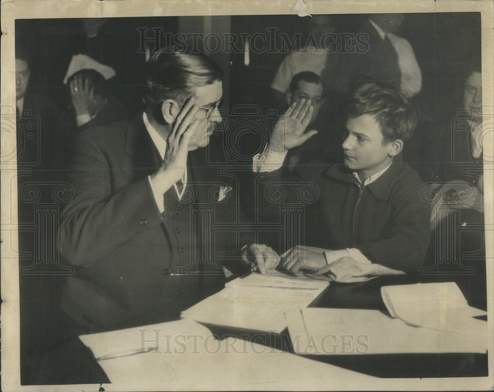 1934 George Rogalski abandoned baby in building and leaving her - Historic Images