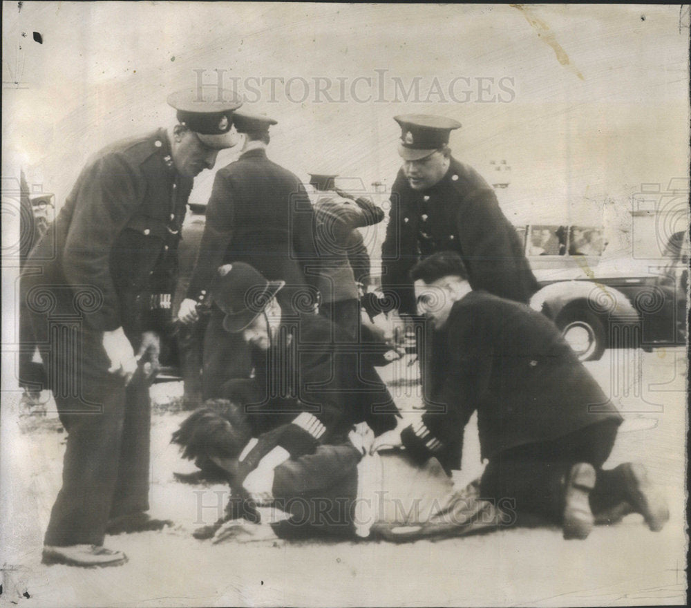 1952 Press Photo Police pin demonstrators protesting the arrival in Paris of Gen - Historic Images