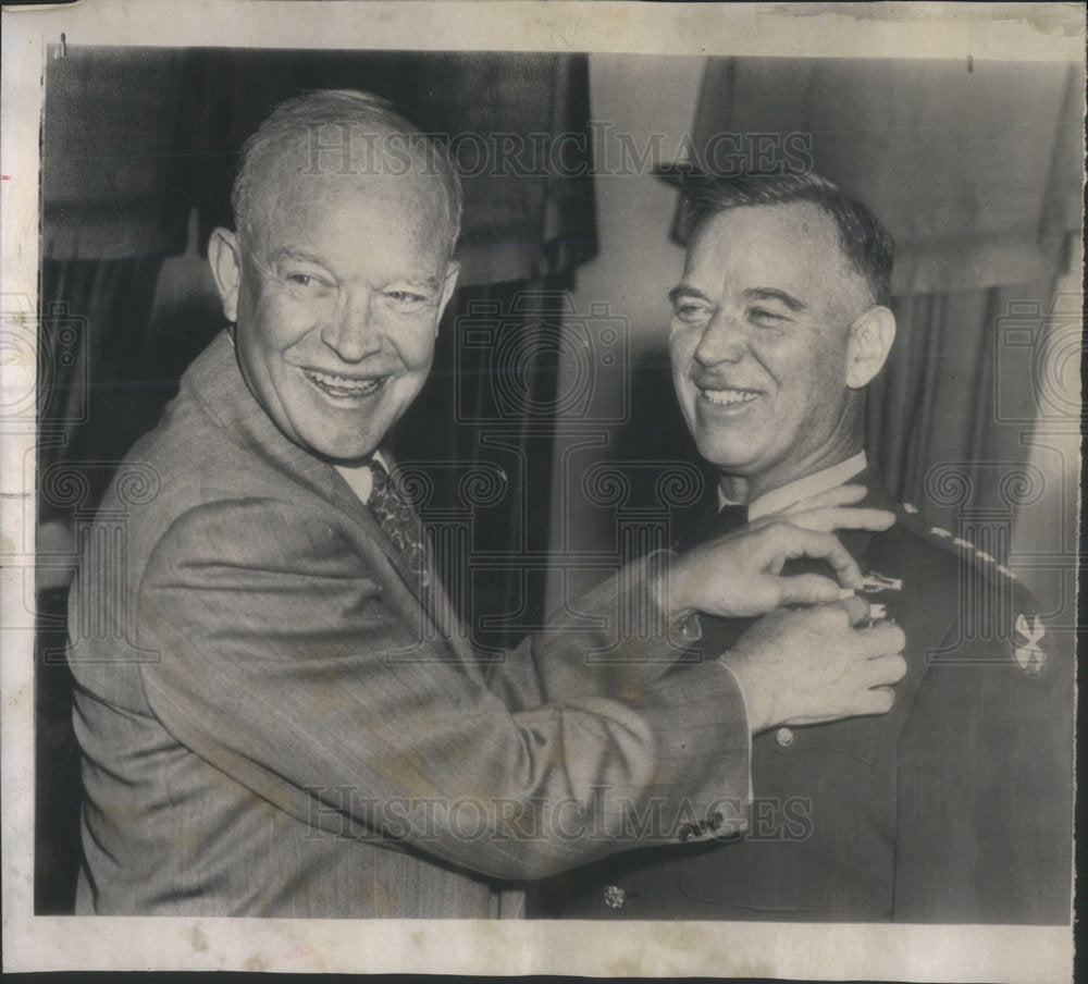 1953 Press Photo Eisenhower Grins Broadly Oak Leaf Cluster James Van Fleet - Historic Images