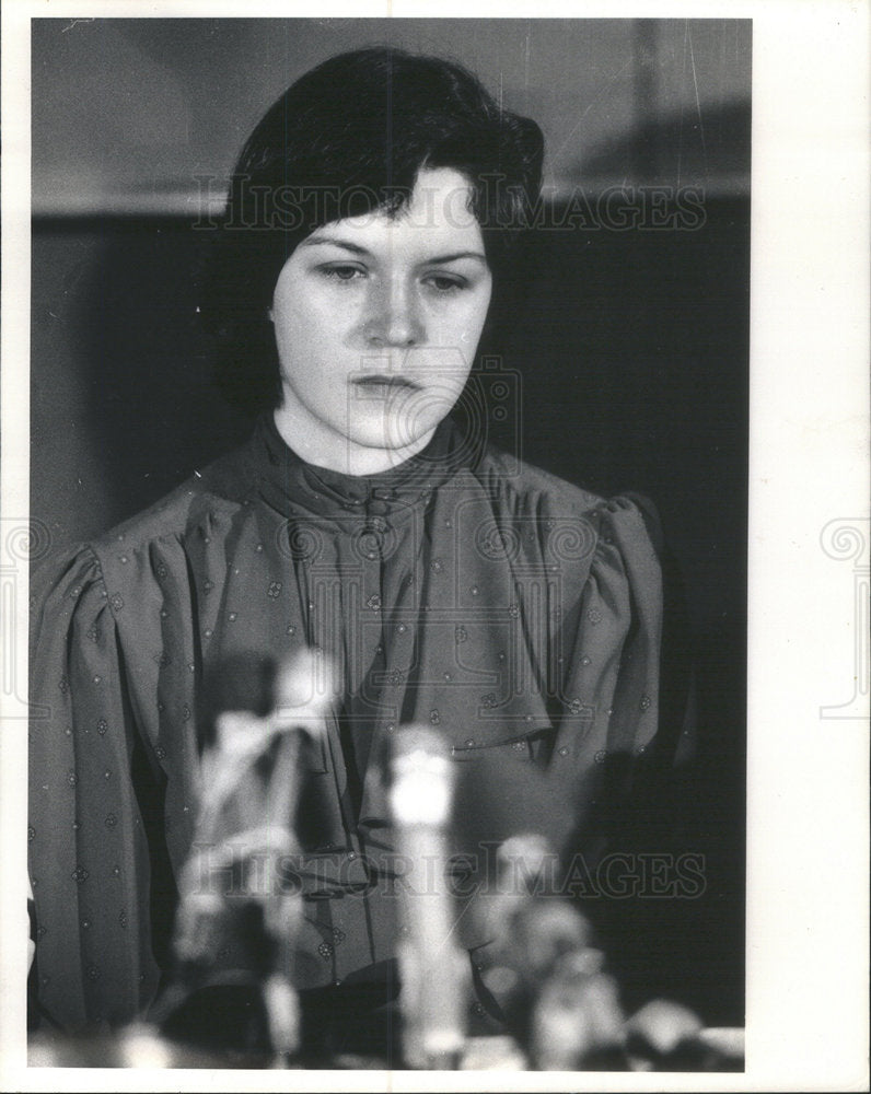 Press Photo Sad Cathy Webb after Gary&#39;s pisou return. - Historic Images