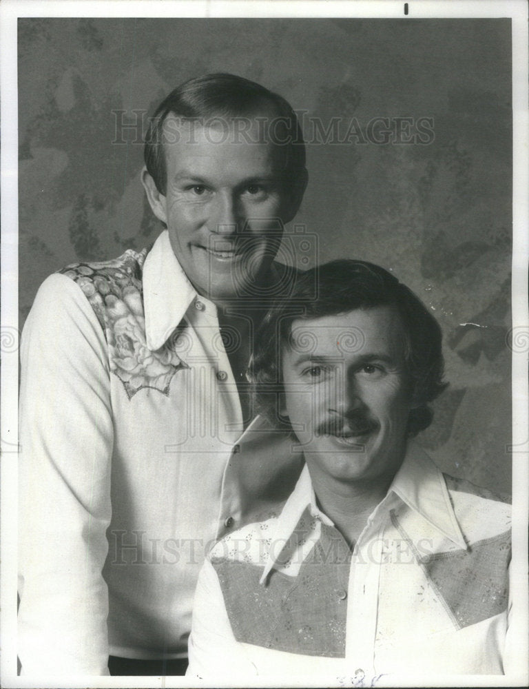 1975 Press Photo Tom And Dick Smothers, "Smothers Brothers Show," Music, Comedy - Historic Images