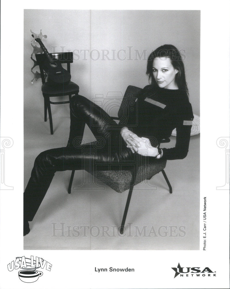 Press Photo Lynn Snowden Famous Musician Sit Chair Pose Camera Guitarist - Historic Images