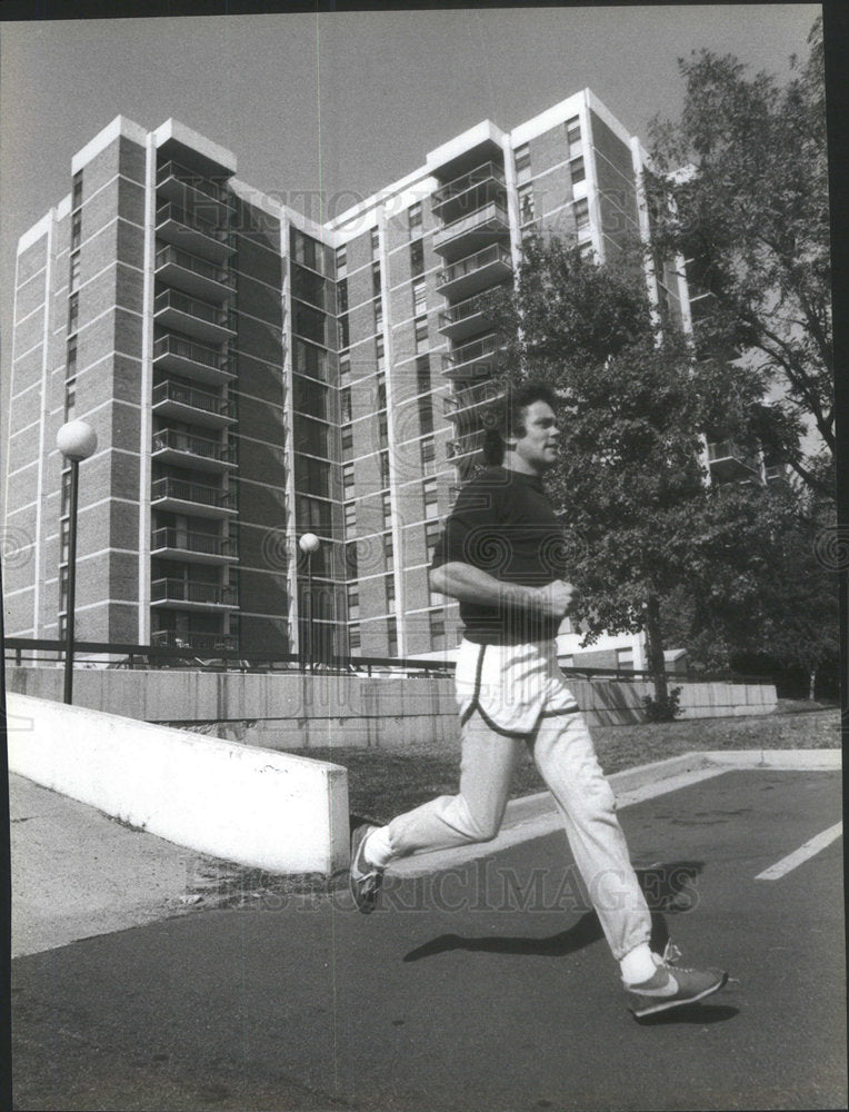 1988 Press Photo Frank Snepp jog Washington apartment Supreme Court Vietnam - Historic Images