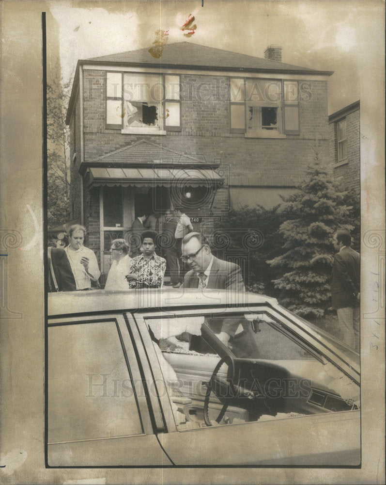 1975 Press Photo FBI investigator Ray Stratton at scene of shoot out. - Historic Images