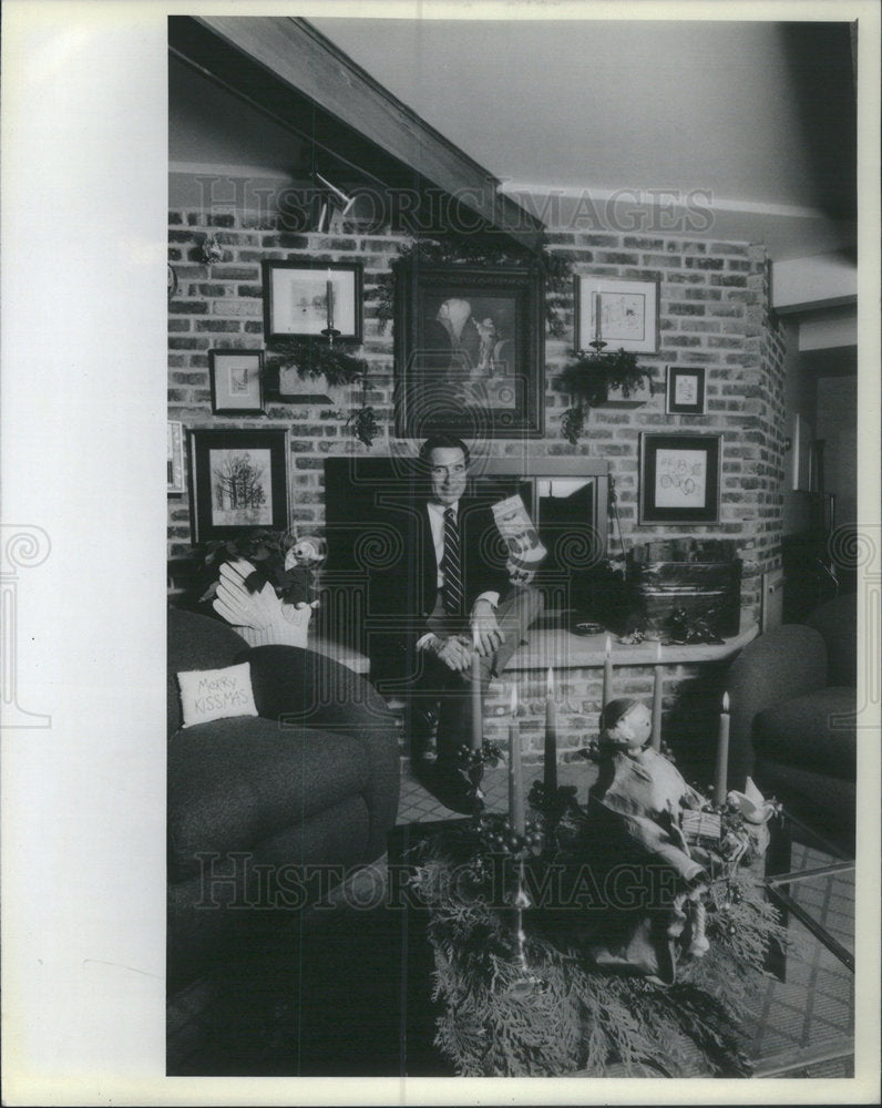 1985 Press Photo Designer Robert Smith poses with his favorite Christmas decorat - Historic Images