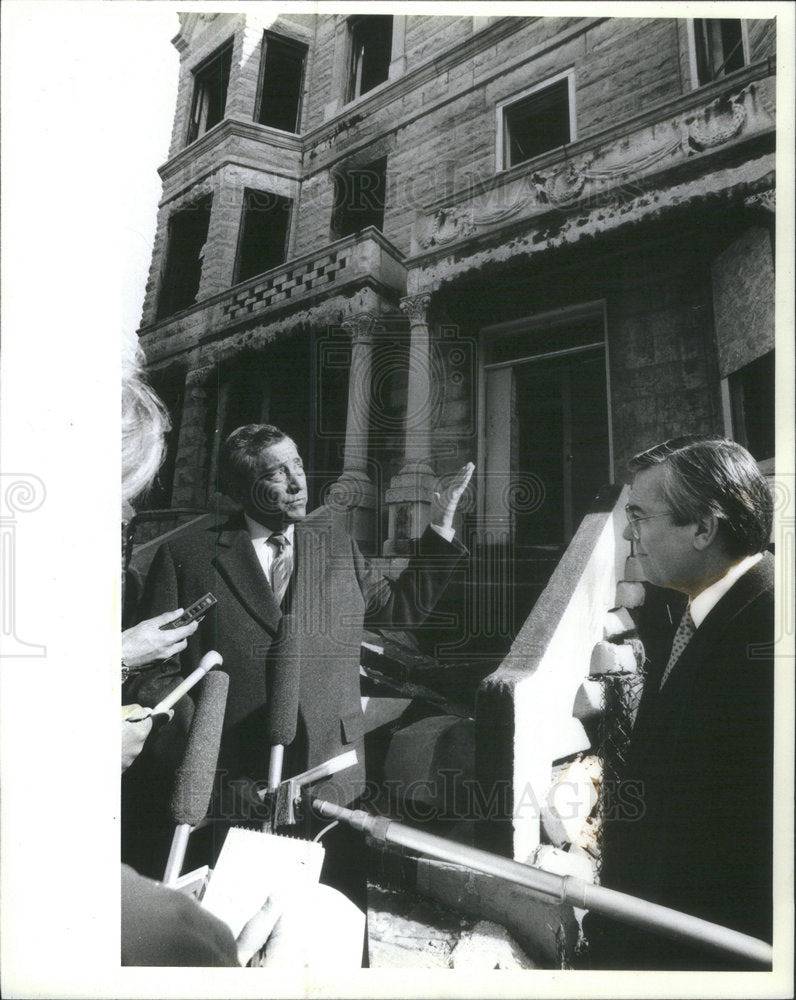 1987 Press Photo Ald. Edward R. Vrdolyak Prairle yesterday Dilapidated Structure - Historic Images