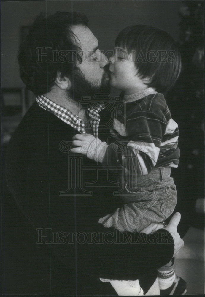 1982 Press Photo Eric Von Wiegen gives his father a well deserved kiss - Historic Images