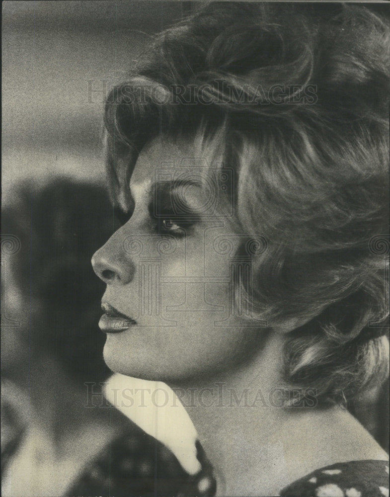 1969 Press Photo Author Tmoner Famous Person Pose Writer Cameramen - Historic Images