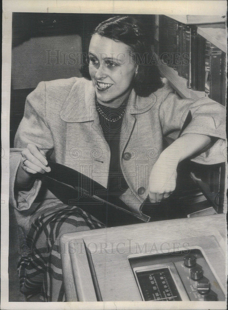 1949 Press Photo Mrs. Van Seagraves announces that she is expecting a great gran - Historic Images