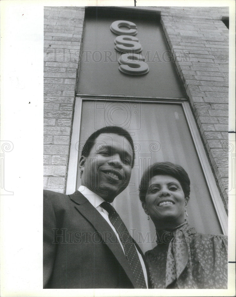 1985 Press Photo Gale Sayers with wife, Ardie, & their new computer-supplies bus - Historic Images