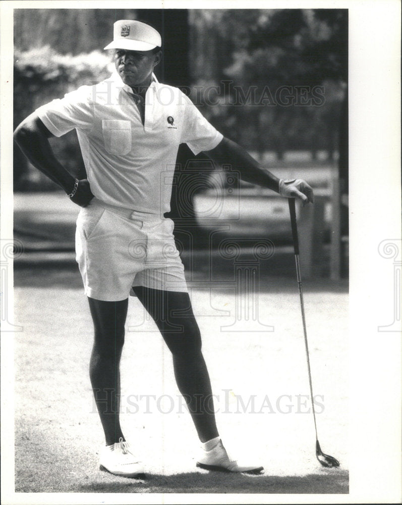 1987 Press Photo Bear Coach Mike Ditka Ponders Gale Sayers Charity Golf Classic - Historic Images