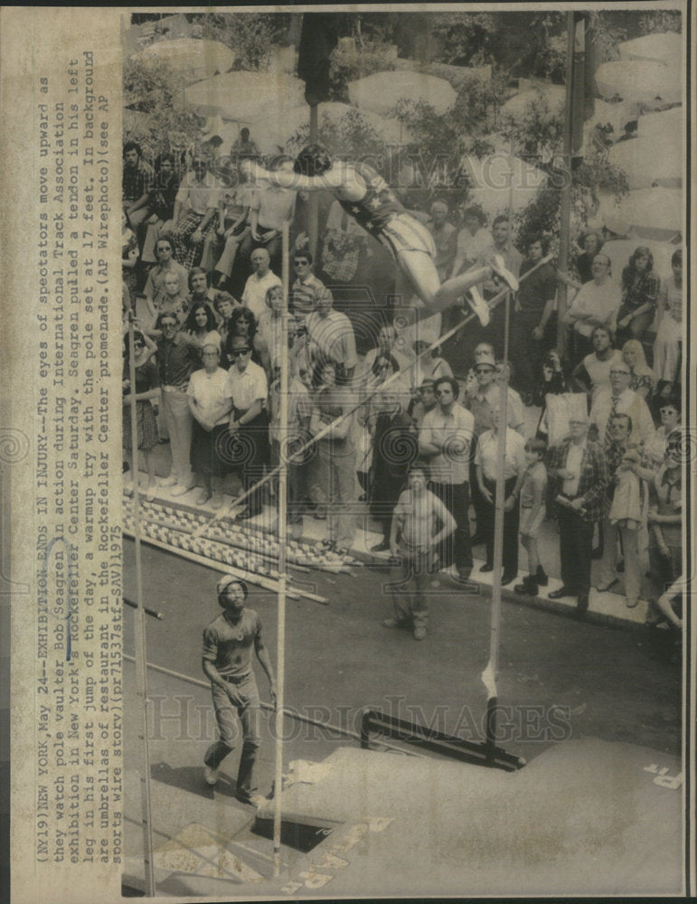 1975 Press Photo Pole Vaulter Bob Seagreh New York Rockefeller center Exhibition - Historic Images