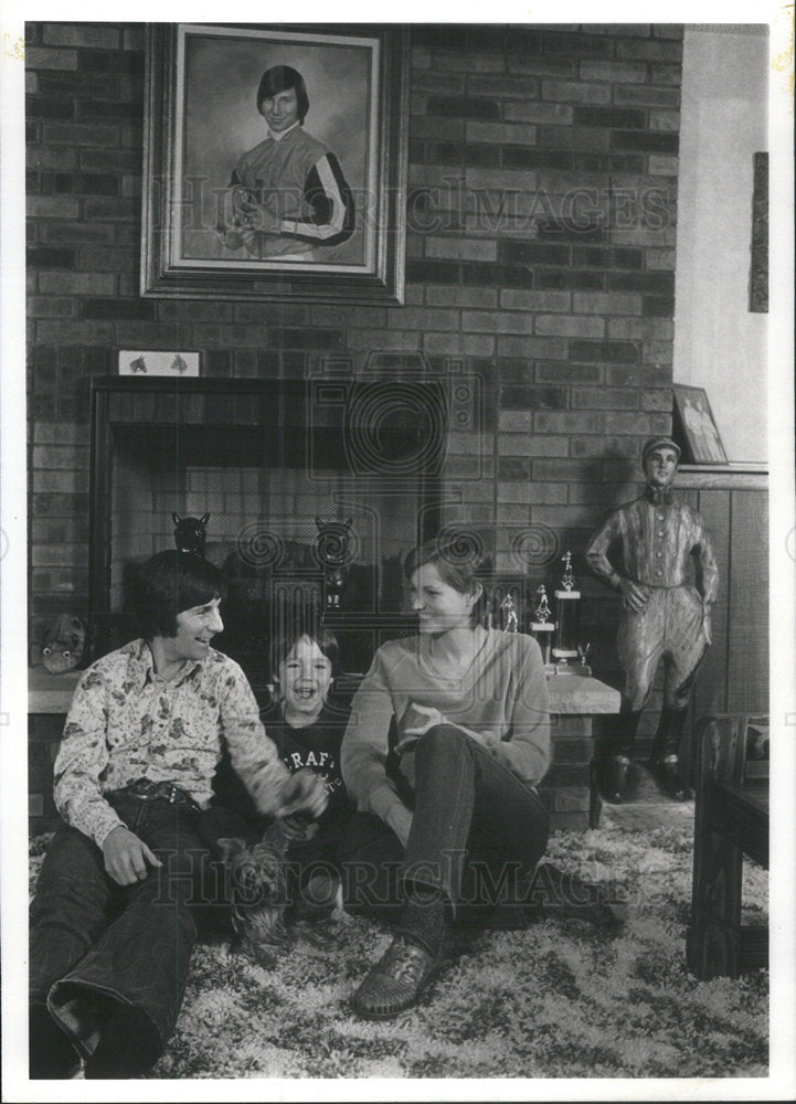 1980 Press Photo Ray Sebille Home Wife Dot Son Keary Basement New Brick Family - Historic Images