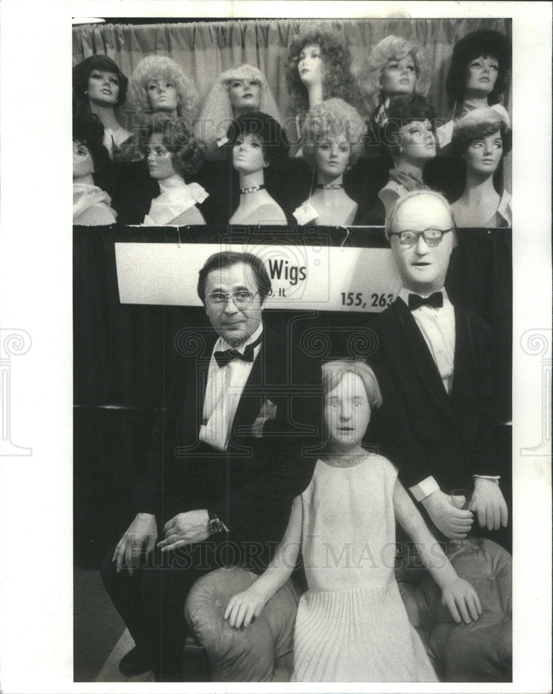 1981 Press Photo Sculptor John Sefick With His Version Of Mayor Byrne And Spouse - Historic Images