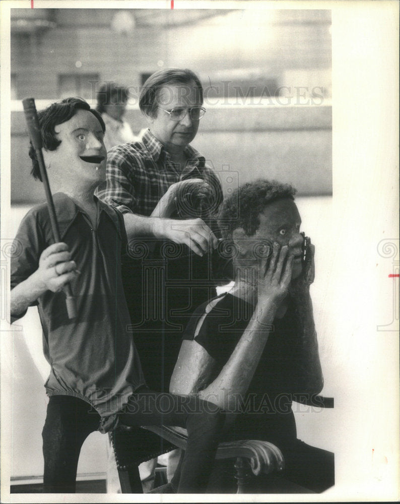 1984 Press Photo John Sefick Sculptor Plaster Mannequin Tableau Vrdolyak Chicago - Historic Images