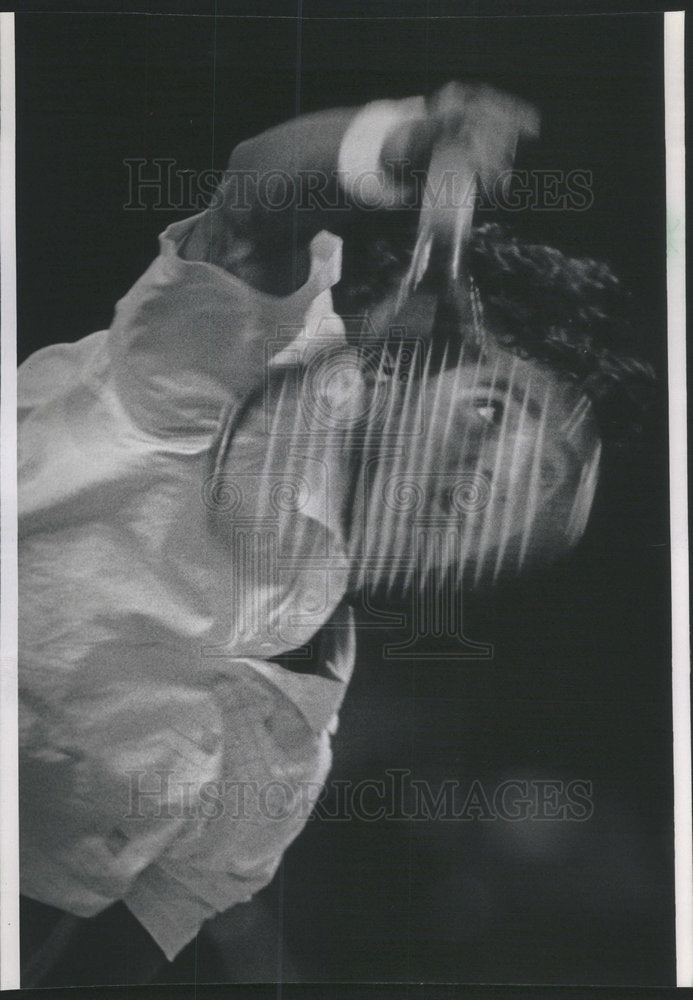 1989 Press Photo Robby Weiss follows through in his victory over Rick Leach at V - Historic Images