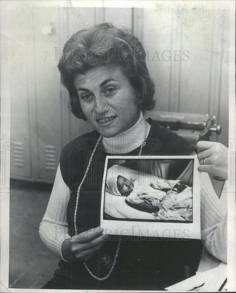 1972 Press Photo Mrs Cora Weiss Chicago Picture Child Hurt Vietnam Frame - Historic Images