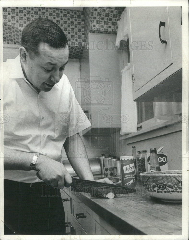 1967 Larry Weintraub slices ginger for his Chinese chicken dish. - Historic Images