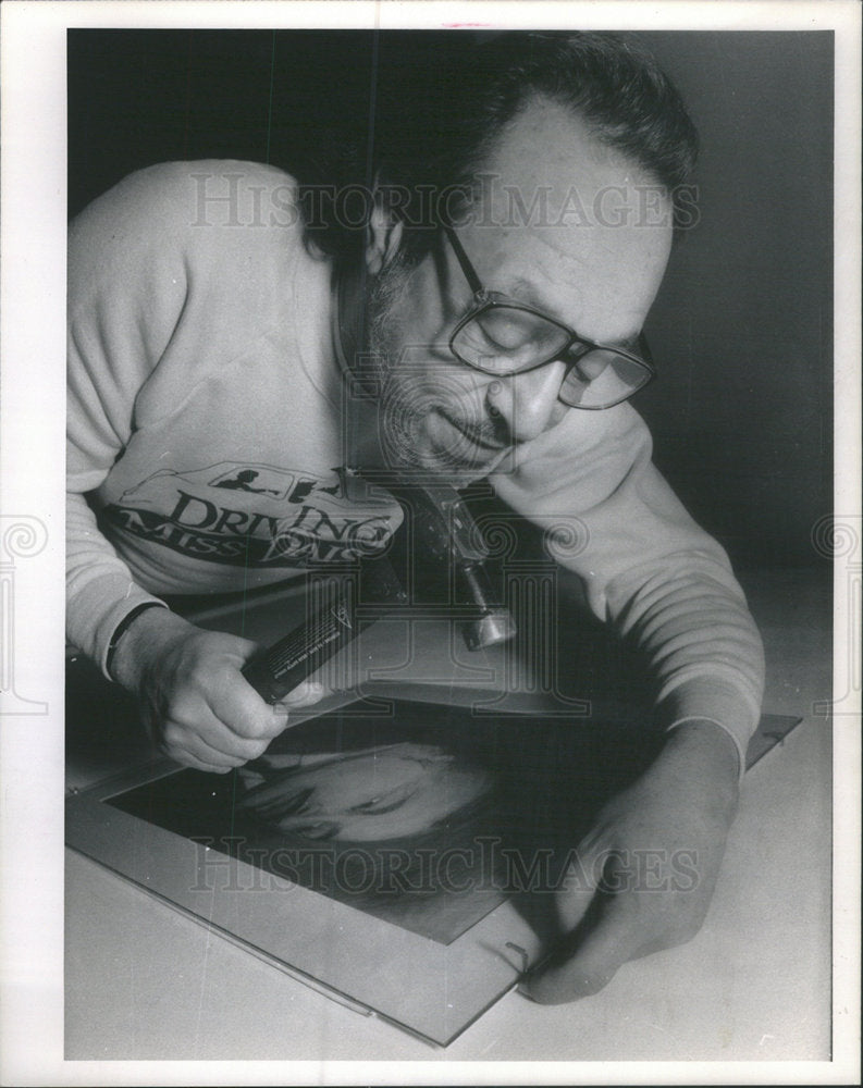 1990 Press Photo Larry Weintraub Uses Tenterhooks to Hang a Drawing Rev. Martin - Historic Images