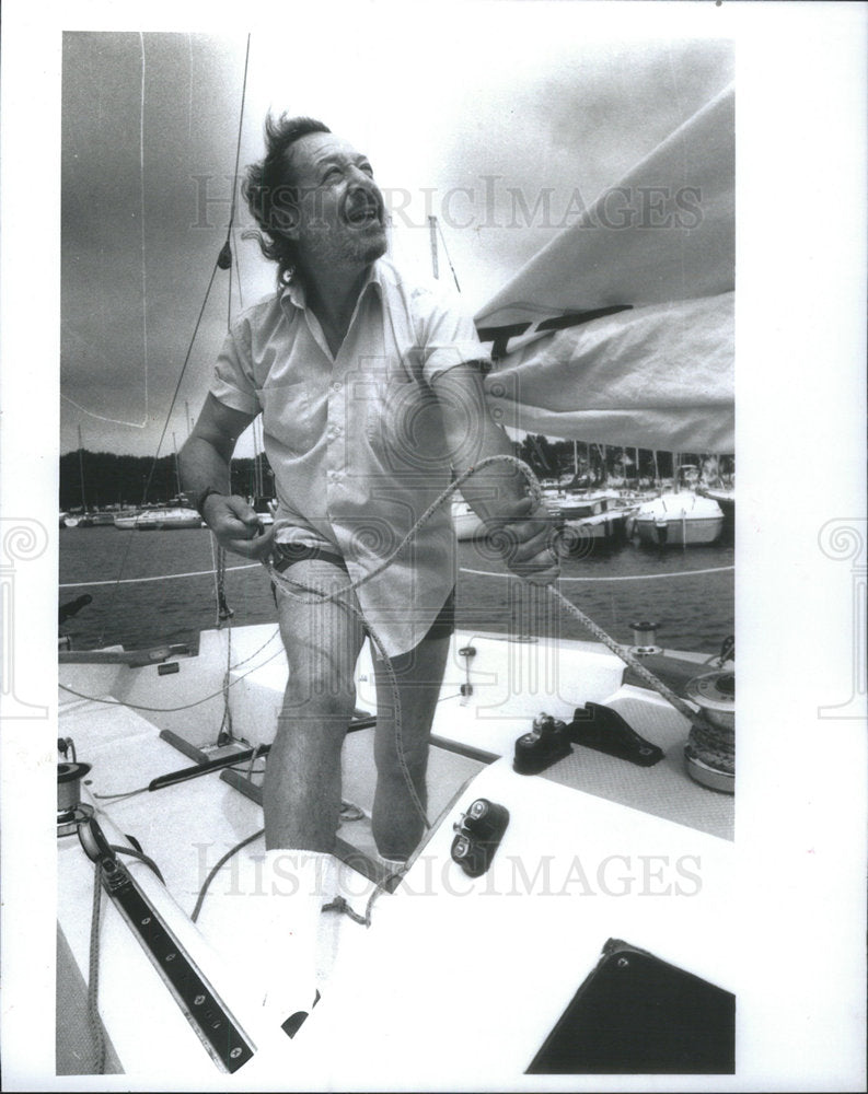 1989 Press Photo Larry Weintraub on a sailboat in Belmont Harbor - Historic Images