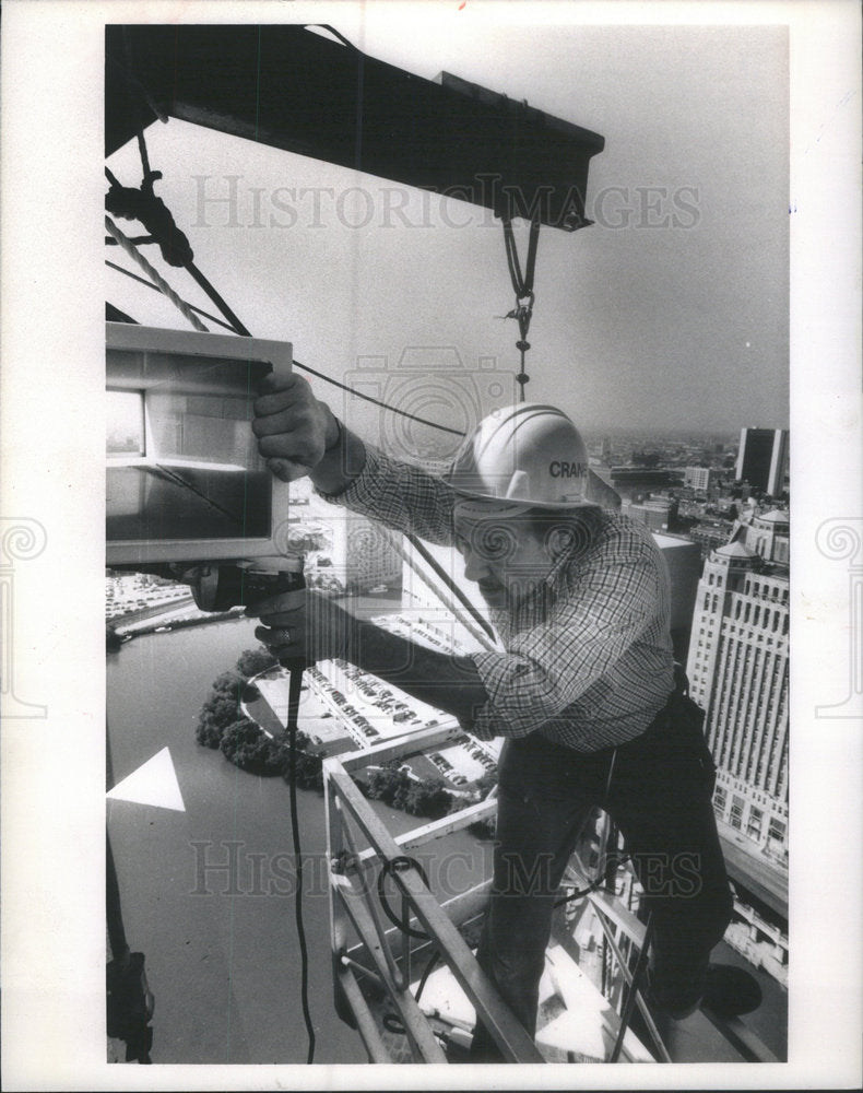 1989 Press Photo Larry Weintraub Four Hundred feet up Drill to Bolt a Balcony - Historic Images