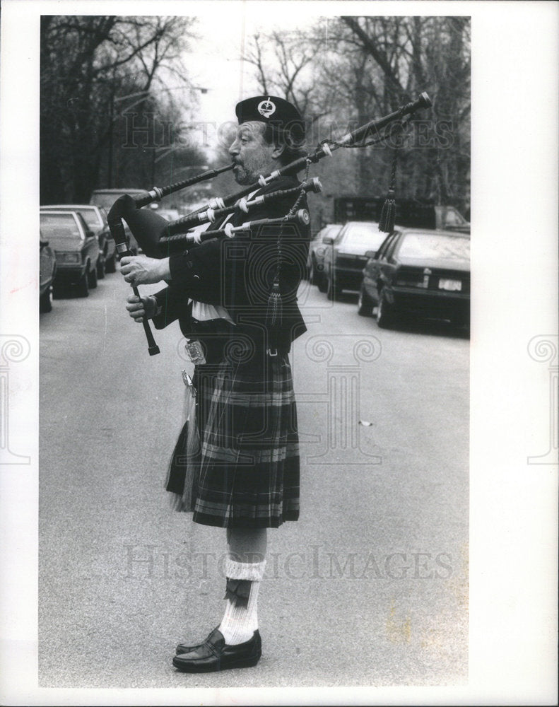 1989 Press Photo Larry Weintraunb dressed as a bagpipe player. - Historic Images