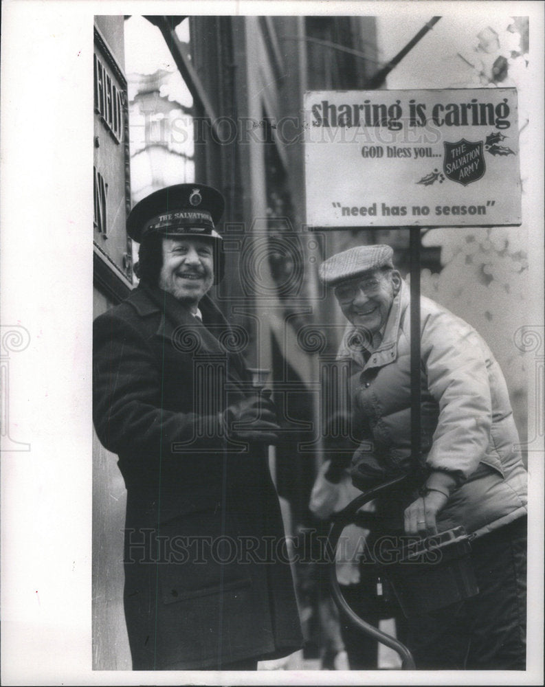 1989 Press Photo Larry Weintraub rings a Salvation Army bell at State & Randolph - Historic Images