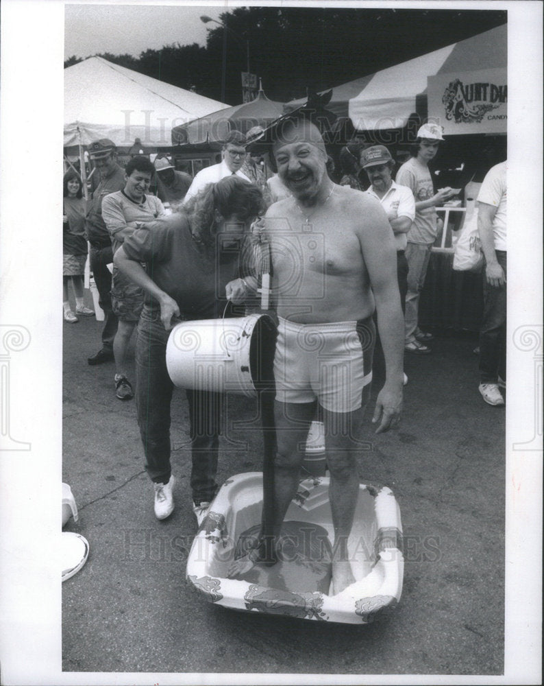 1989 Press Photo Sun-Times Columnist Larry Weintraub Becomes a Human Strawbarry - Historic Images