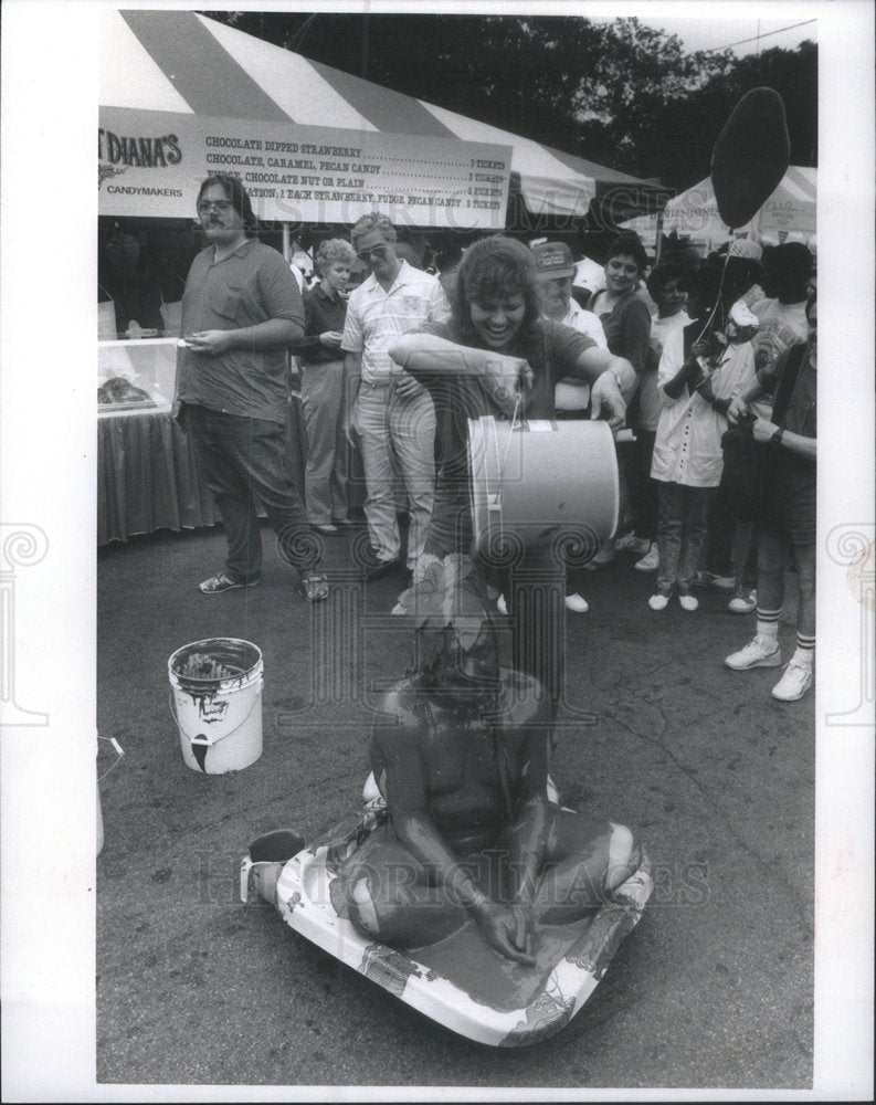 1989 Press Photo Sun-Times Columnist Larry Weintraub Becomes a Human Strawbarry - Historic Images