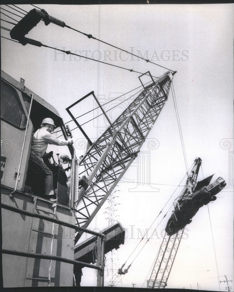 1989 Press Photo Larry Weintraub is at the controls of a crane at Scrap Process. - Historic Images