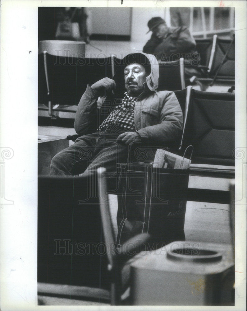 1989 Press Photo Larry Weintraub Chicago homeless who sleeps at O&#39;Hare Airport - Historic Images