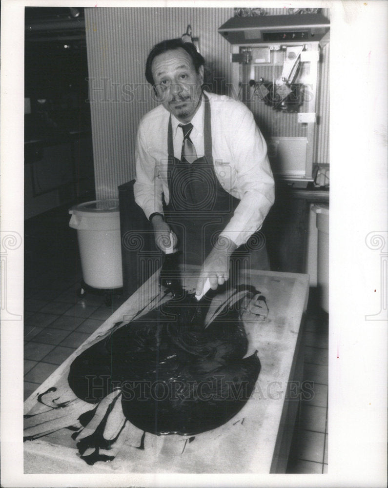 1989 Press Photo Larry Weintraub at Kilwin&#39;s Mackinac Fudge Parlor - Historic Images