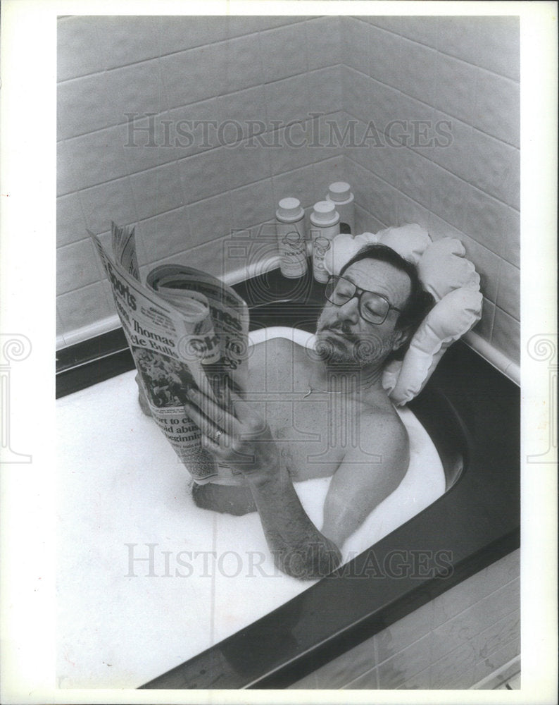 1983 Press Photo Larry Weintraub Gets the full Treatment Herbal Bath
Massage - Historic Images