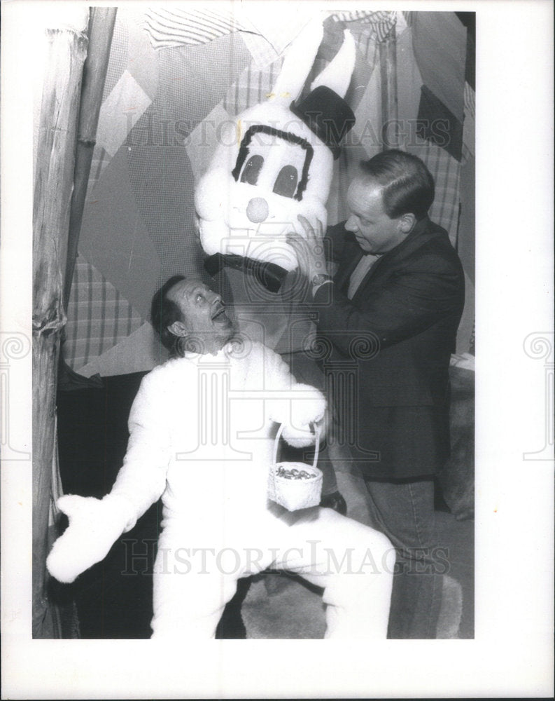 1989 Press Photo David Rice Larry Weintraub Reporter Bunny Suit - Historic Images