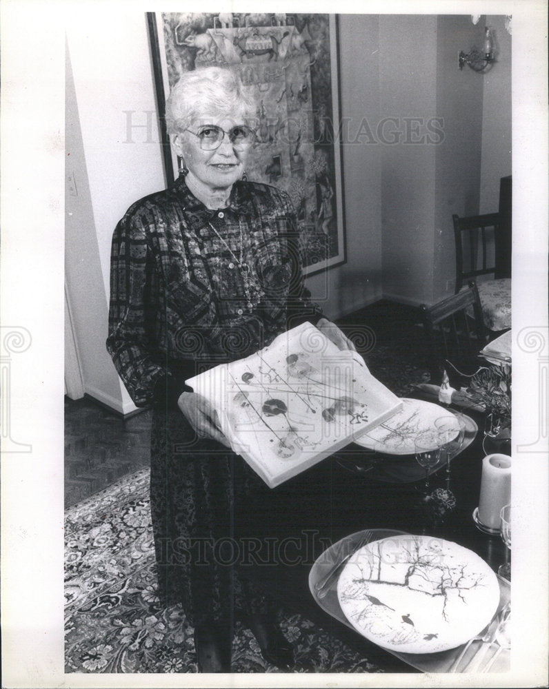 1988 Press Photo Ruth Weiner&#39;s home is filled with her eye catching pottery - Historic Images