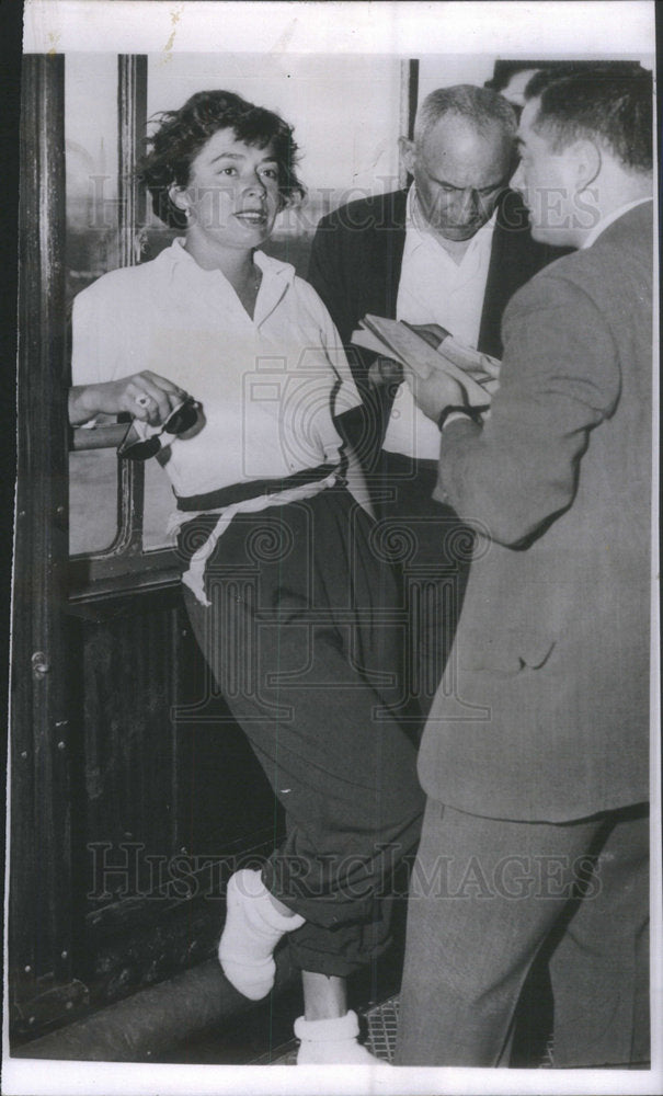 1966 Screen Actress Ruth Roman stands Shoeless talks to Reporters - Historic Images