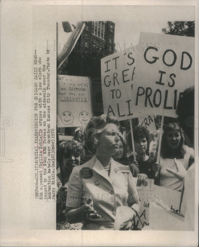 1976 Press Photo Era Opponent Phyllis Schlafly - Historic Images