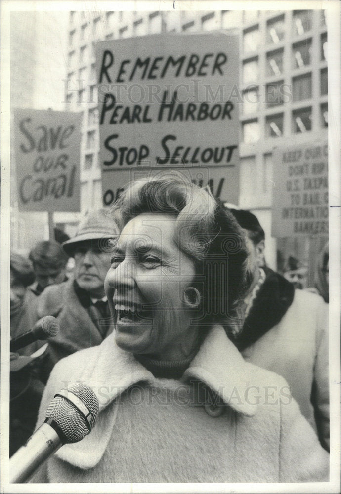 1977 Press Photo Phyllis Schlafly Daley Center Protesting US Plans  Panama Canal - Historic Images