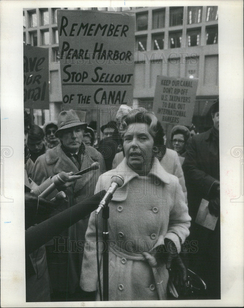 1977 Press Photo Conservative Republican Phyllis Schlafly - Historic Images