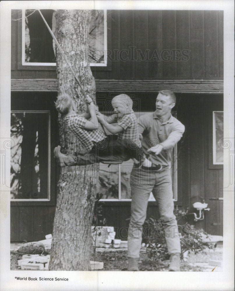 1969 Press Photo Rusty Randy daddy Russell Schweickart children daddy tree - Historic Images