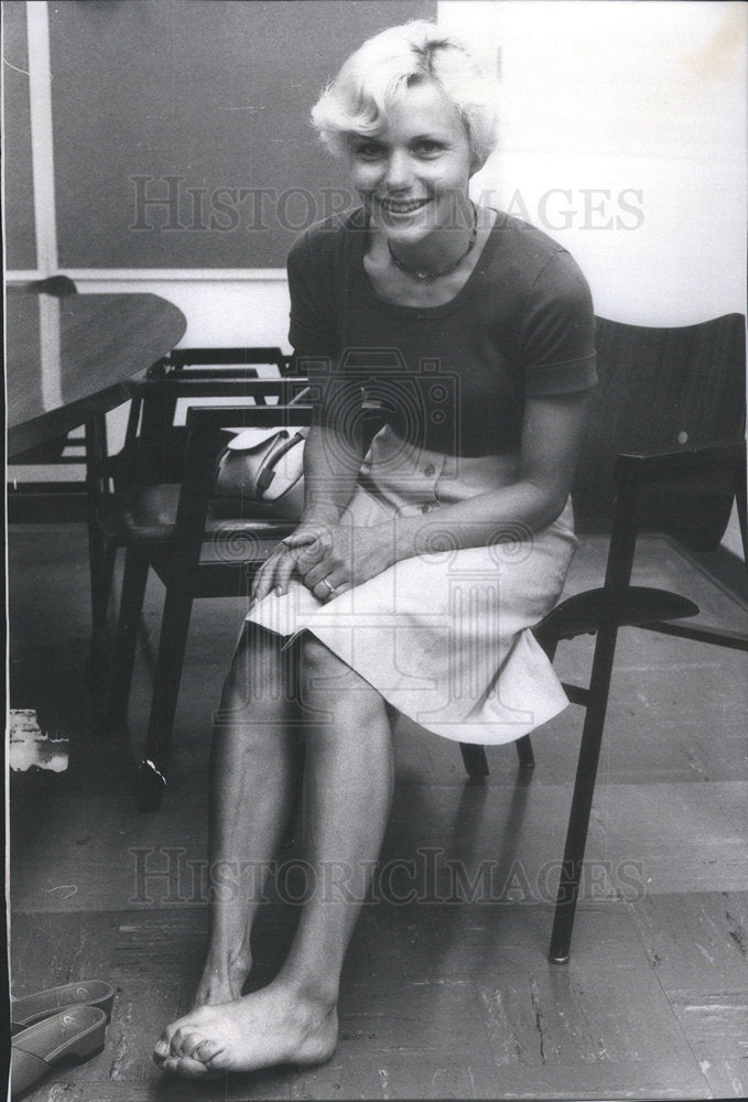 1977 Press Photo Maurita Robarge Demonstrate Isometric Resist Exercise Foot - Historic Images