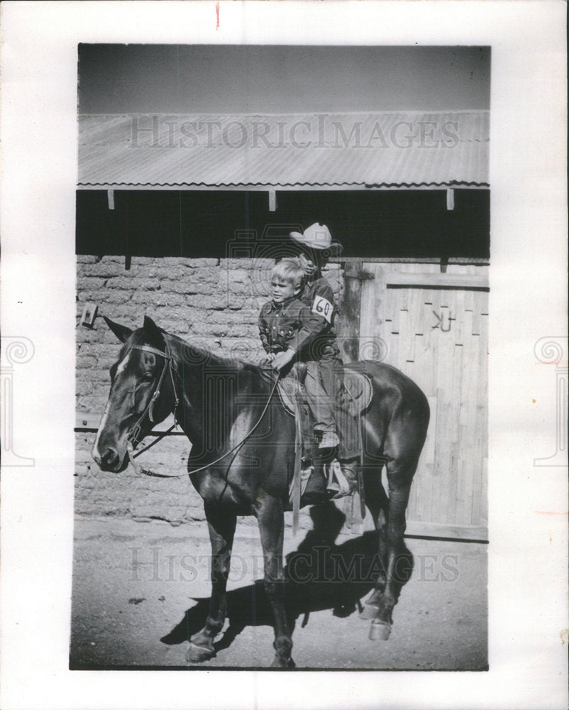 1967 Press Photo Chuck Robb younger brother David Strawberry ranch ride pony - Historic Images